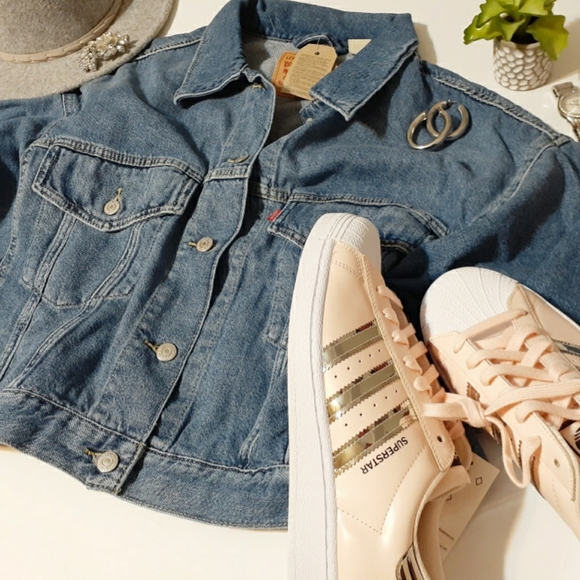 ๐Levi's Oversized Medium Wash Denim Cropped Trucker Jacket - Picture 6 of 12